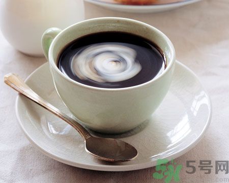 吃了感冒藥還可以喝咖啡嗎？感冒片和咖啡一起吃有什么影響？
