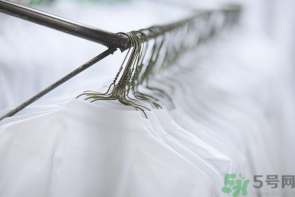 什么面料不容易皺？如何挑選不易皺的衣服？