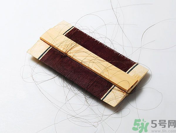 用哪種梳子不容易掉頭發(fā)？用什么梳子梳頭防掉發(fā)？