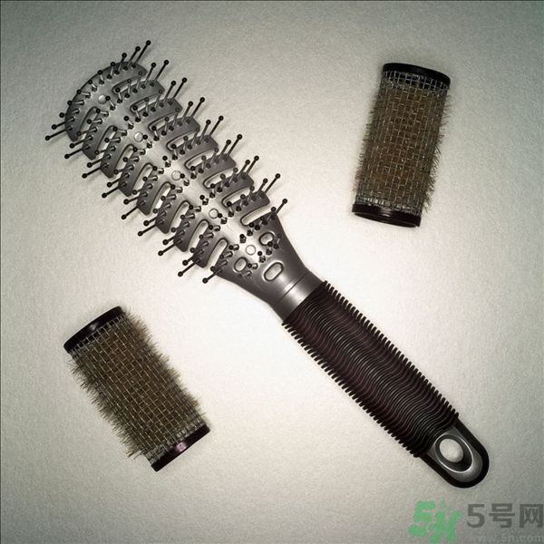 長卷發(fā)應(yīng)該用什么梳子梳頭發(fā)？卷發(fā)用什么梳子最好？