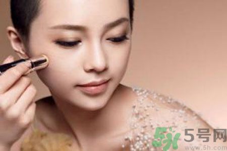額頭出油是什么原因？額頭出油怎么辦？