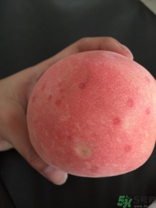 桃子上有紅點能吃嗎？桃子上有黑點可以吃嗎？