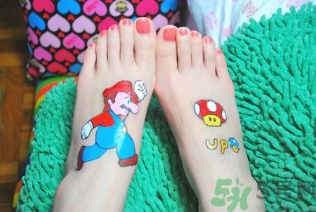 腳背上長(zhǎng)水泡很癢怎么辦？腳背上長(zhǎng)水泡是怎么回事？