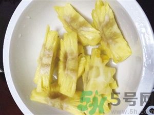 菠蘿里面發(fā)黑是為什么？發(fā)黑的菠蘿能吃嗎？