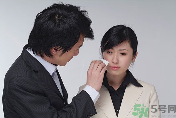 一生氣就流眼淚是怎么回事？生氣流淚怎么辦？