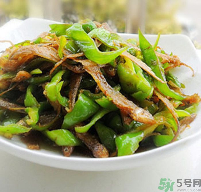 油燜干魚(yú)怎么做的？干魚(yú)怎么炒好吃？