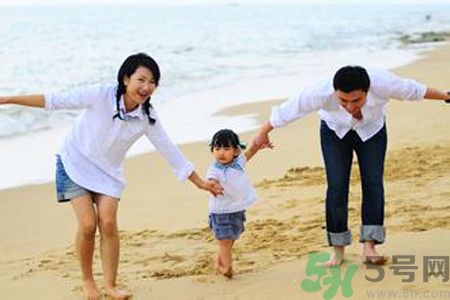 男童ktv熊抱強(qiáng)吻陪唱小姐是怎么回事？如何加強(qiáng)孩子的品德修養(yǎng)？
