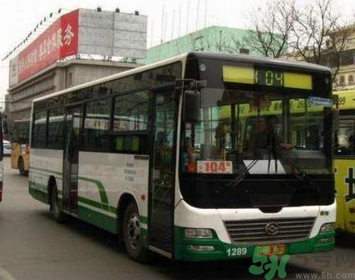 開蘭博基尼上下班的人是誰？開蘭博基尼上下班開的是哪輛公交車？