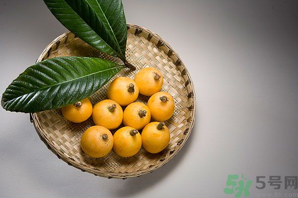 枇杷能跟百合一起煮嗎？ 枇杷能和銀耳一起煮嗎？