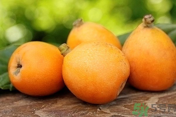 枇杷能跟百合一起煮嗎？ 枇杷能和銀耳一起煮嗎？
