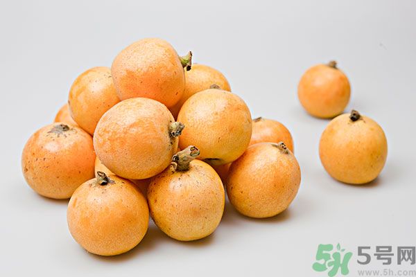 枇杷能跟百合一起煮嗎？ 枇杷能和銀耳一起煮嗎？