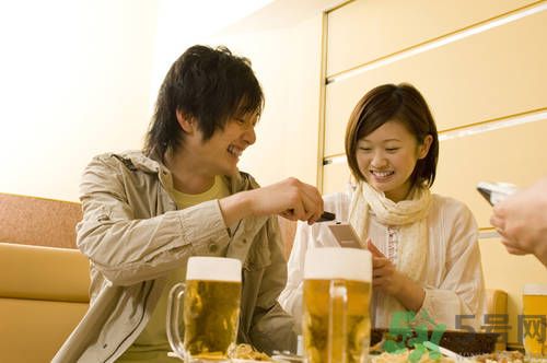過期啤酒能喝嗎？過期啤酒喝了會(huì)怎么樣？