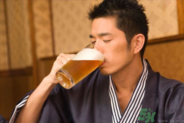 過期啤酒能喝嗎？過期啤酒喝了會怎么樣？
