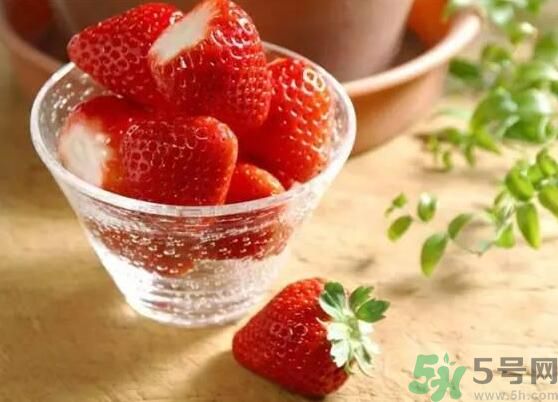 楊梅可以和草莓一起吃嗎？楊梅能和草莓一起吃嗎？