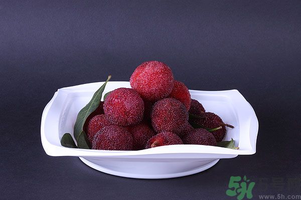 吃楊梅時可以喝茶嗎？吃楊梅時喝茶有什么壞處？