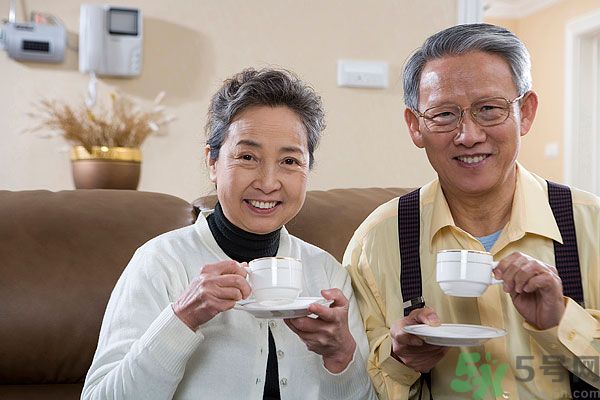 吃楊梅時可以喝茶嗎？吃楊梅時喝茶有什么壞處？