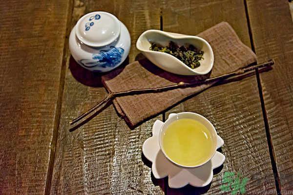 吃魚(yú)的時(shí)候能喝茶嗎？吃魚(yú)可以喝茶嗎？