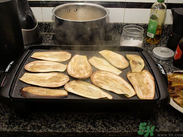 茄子里面發(fā)棕色能吃嗎？茄子里面有褐色能吃嗎？