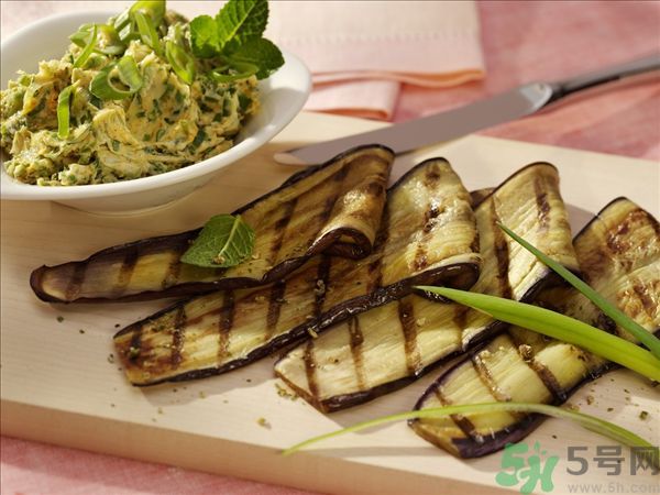 茄子里面發(fā)棕色能吃嗎？茄子里面有褐色能吃嗎？