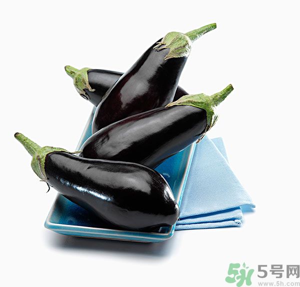 茄子里面發(fā)棕色能吃嗎？茄子里面有褐色能吃嗎？