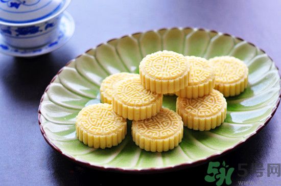 吃綠豆糕能喝啤酒嗎？吃綠豆糕喝啤酒好不好？