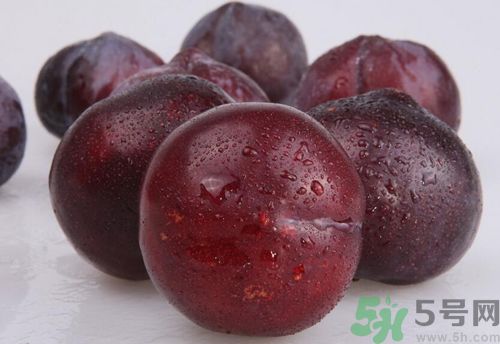 李子紅色甜還是黑色甜？李子黑色的比較甜嗎？