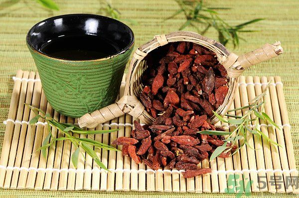 泡枸杞要用開(kāi)水嗎？泡枸杞的水越熱越好嗎？