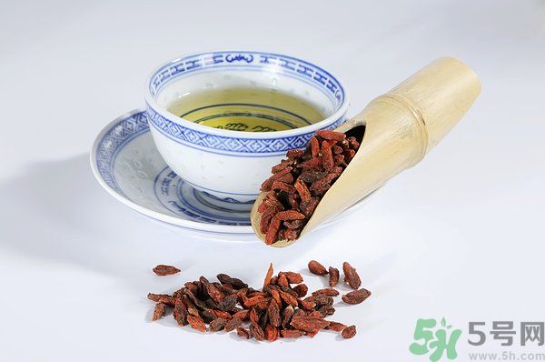 泡枸杞要用開(kāi)水嗎？泡枸杞的水越熱越好嗎？