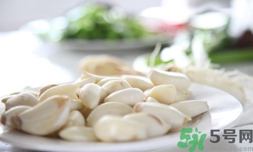 吃粽子時可以就大蒜嗎？粽子可以和大蒜一起吃嗎？
