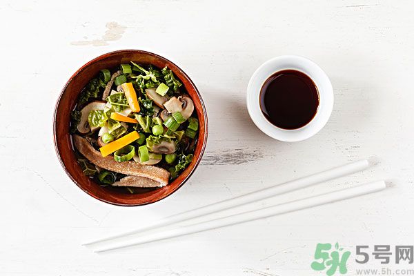 涼拌生菜放生抽還是老抽？涼拌菜放什么醬油好？