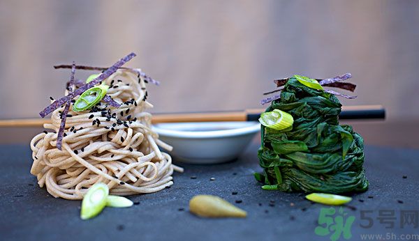 涼拌生菜放生抽還是老抽？涼拌菜放什么醬油好？