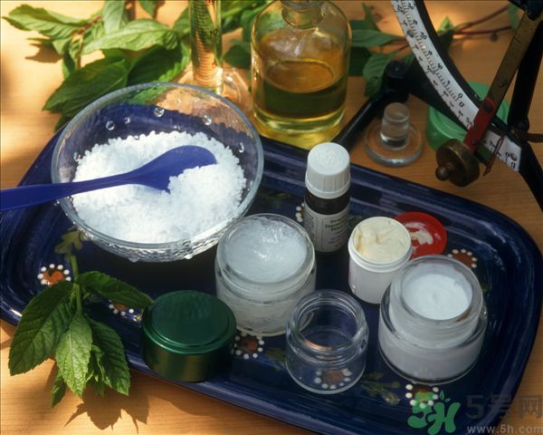 去年沒用完的防曬霜今年還能用嗎？擦護(hù)膚品直接用手取好嗎？