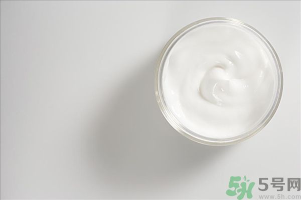 去年沒用完的防曬霜今年還能用嗎？擦護(hù)膚品直接用手取好嗎？