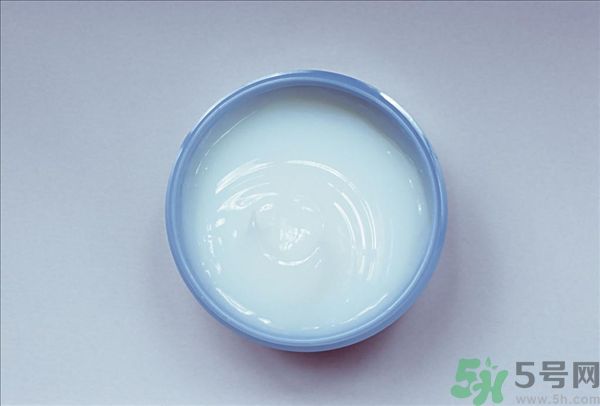 去年沒用完的防曬霜今年還能用嗎？擦護(hù)膚品直接用手取好嗎？