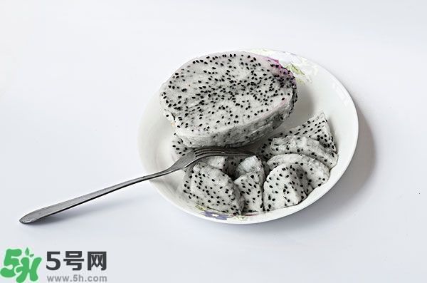 火龍果外面發(fā)霉了里面還能吃么？火龍果外皮爛了還能吃嗎？