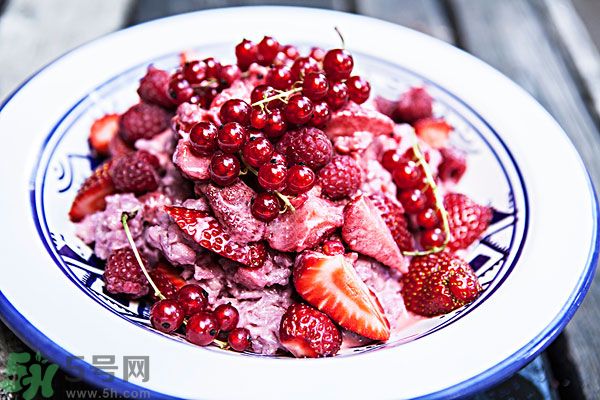 草莓和什么榨汁好喝？草莓榨汁搭配什么好？
