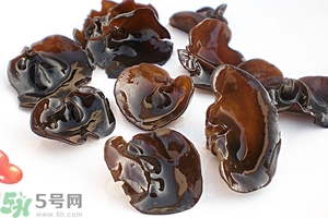 木耳能用開水泡嗎？泡木耳用熱水還是涼水好？