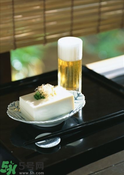 吃豆腐能喝啤酒嗎？喝酒吃豆腐能解酒嗎？