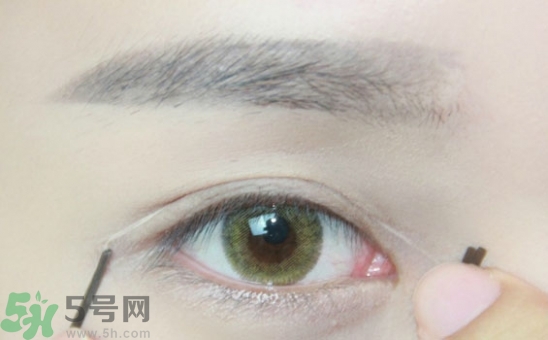 單眼皮怎么變雙眼皮了？單眼皮上面有一條線