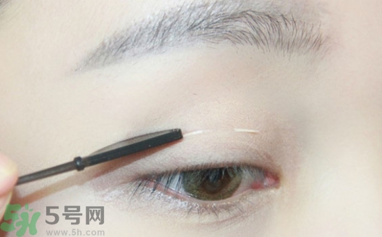 單眼皮怎么變雙眼皮了？單眼皮上面有一條線