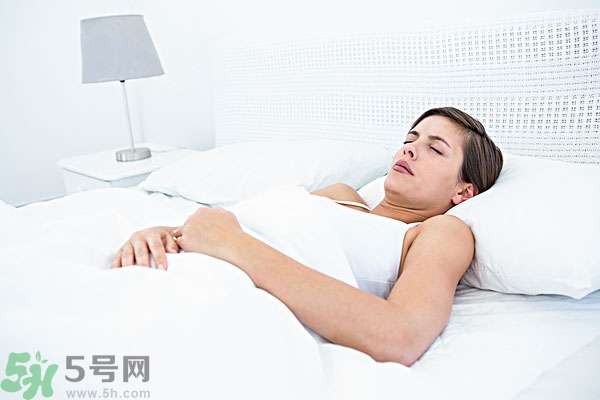 第一次來月經(jīng)是黑色的正常嗎？第一次月經(jīng)是黑色的是怎么回事？