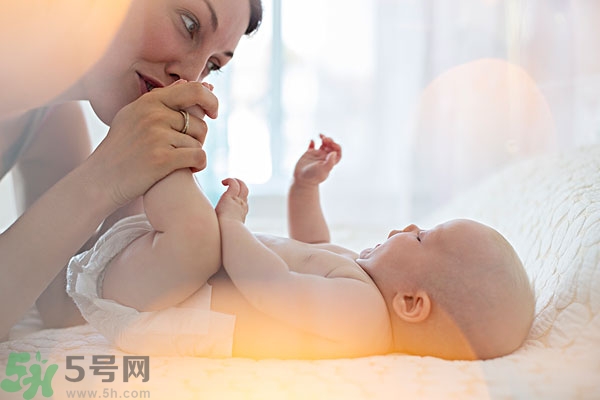 寶寶腳上起水泡怎么辦？寶寶腳底長(zhǎng)透明水泡怎么辦？