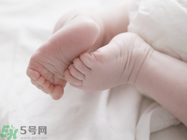 寶寶腳上起水泡怎么辦？寶寶腳底長(zhǎng)透明水泡怎么辦？