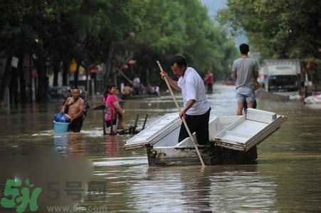 在雨水中走路容易得什么病？在雨水中走路有什么危害？