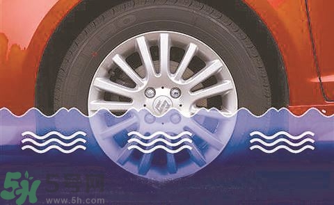 路面雨水多深車(chē)輛不宜通行？車(chē)輛在雨水中行駛要注意什么？