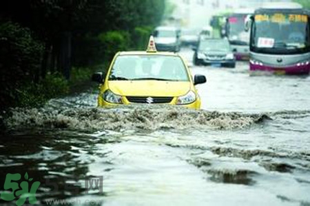 路面雨水多深車輛不宜通行？車輛在雨水中行駛要注意什么？