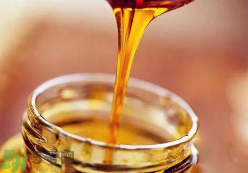 蜂蜜放在冰箱里結(jié)白晶是怎么回事？蜂蜜放在冰箱里結(jié)白晶可以吃嗎？