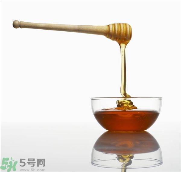 蜂蜜放久了有酒味是怎么回事？蜂蜜有酒味還能喝嗎？