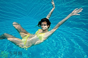 浮潛要穿泳衣嗎？浮潛要穿什么衣服？
