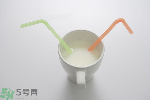 羊奶和牛奶哪個(gè)營(yíng)養(yǎng)高?牛奶與羊奶哪個(gè)營(yíng)養(yǎng)更好？